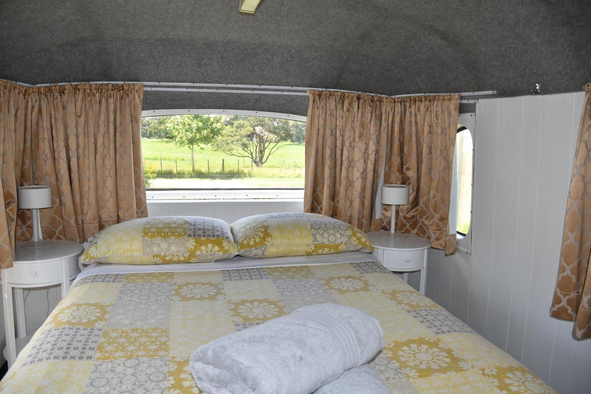 Evi The School Bus At Oromahoe Downs Farm Puketona Exterior photo