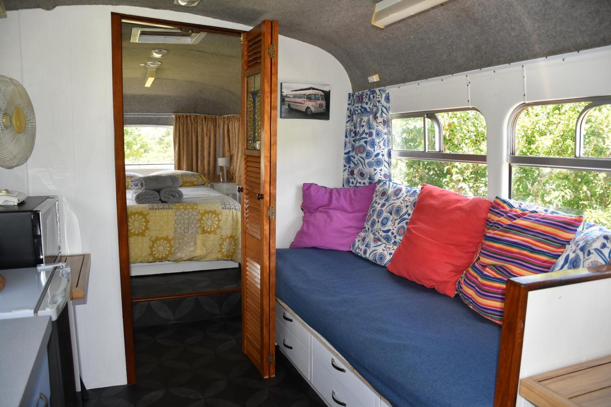 Evi The School Bus At Oromahoe Downs Farm Puketona Exterior photo