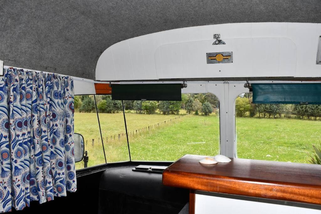 Evi The School Bus At Oromahoe Downs Farm Puketona Exterior photo